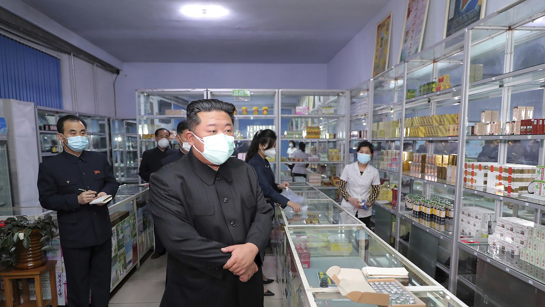 El líder norcoreano ordena a los militares que "estabilicen" el suministro de medicamentos en medio del brote del covid-19