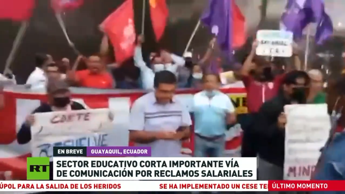 Profesionales del sector educativo cortan una importante vía de Ecuador para reclamar mejoras salariales