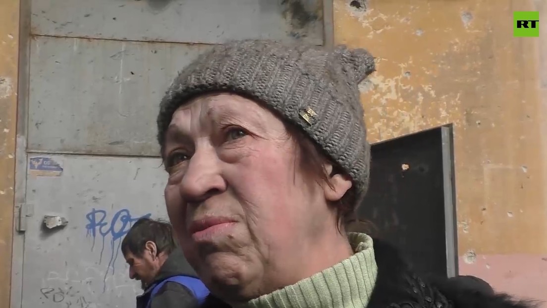 "Se escondían detrás de nuestras faldas y metían en sótanos a la gente": mujer de Mariúpol cuenta cómo los militares ucranianos trataban a los civiles