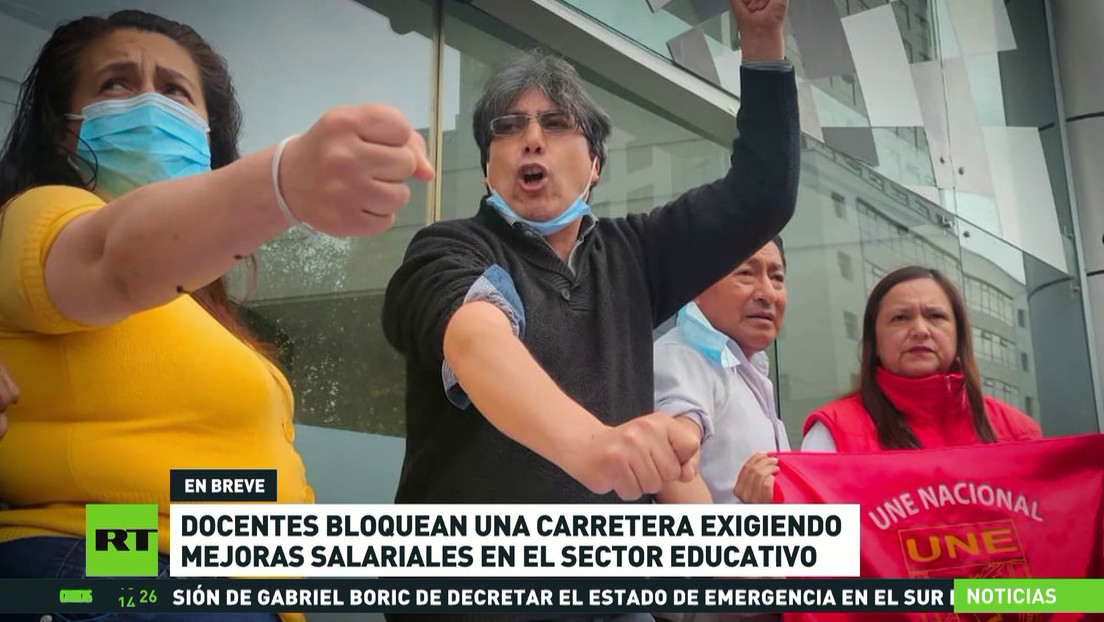 Docentes ecuatorianos bloquean una carretera exigiendo mejoras salariales en el sector educativo