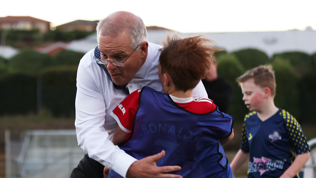 "Un poco de tacleo de rugby": el primer ministro australiano le pasa por encima a un niño durante un partido de fútbol (VIDEO)