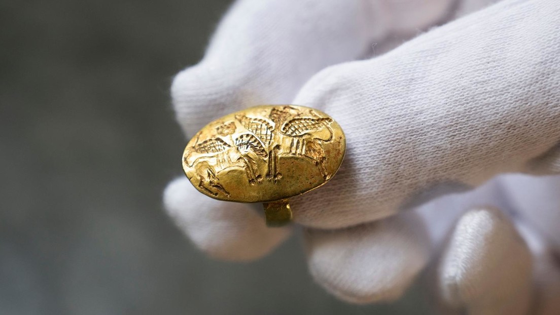 La Fundación Nobel devuelve a Grecia un anillo micénico de oro robado en la isla de Rodas por los nazis