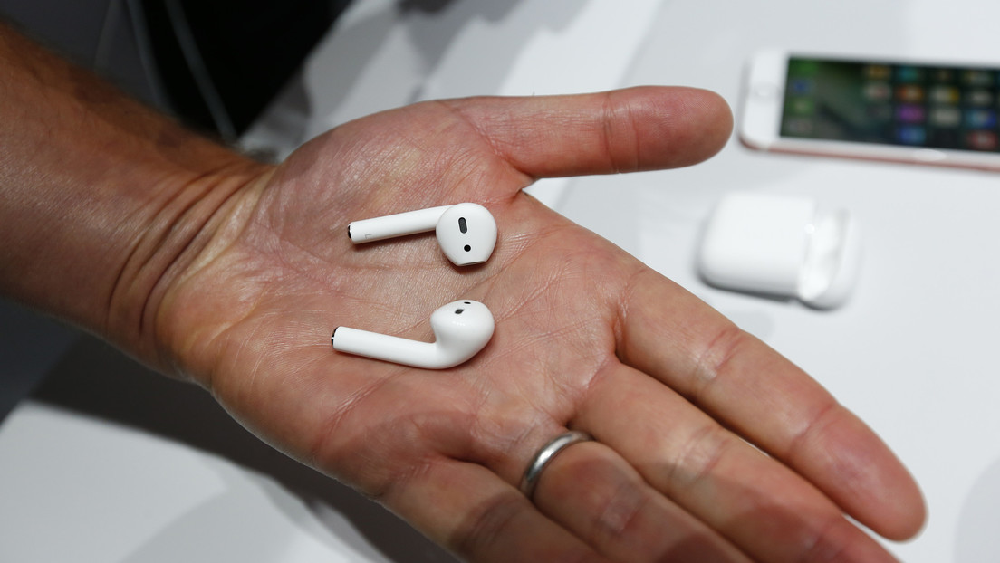 Demandan a Apple por la pérdida de audición irreversible de un niño de EE.UU. causada por una alerta extremadamente alta de sus AirPods