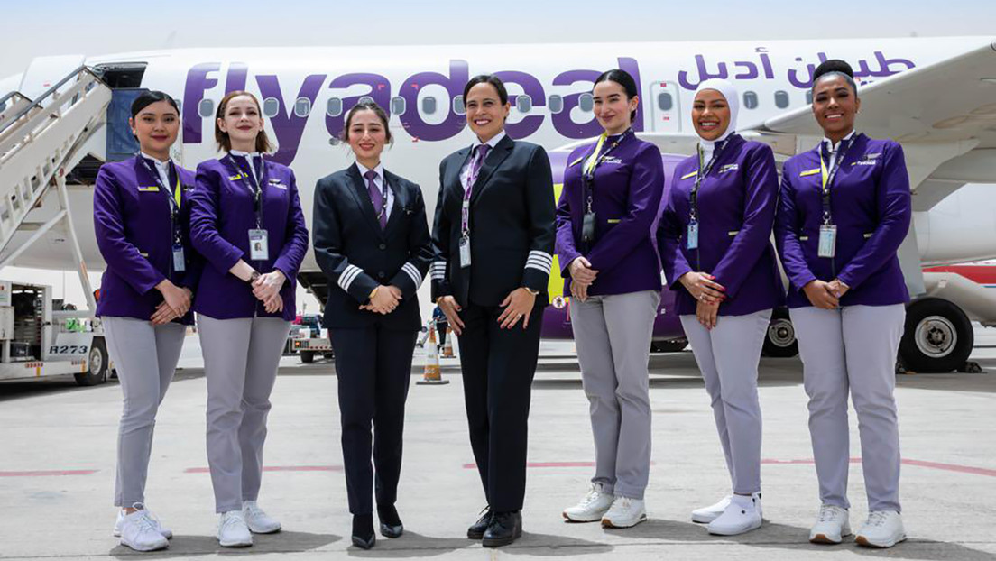 La aerolínea Flyadeal realiza el primer vuelo con tripulación totalmente femenina en la historia de Arabia Saudita