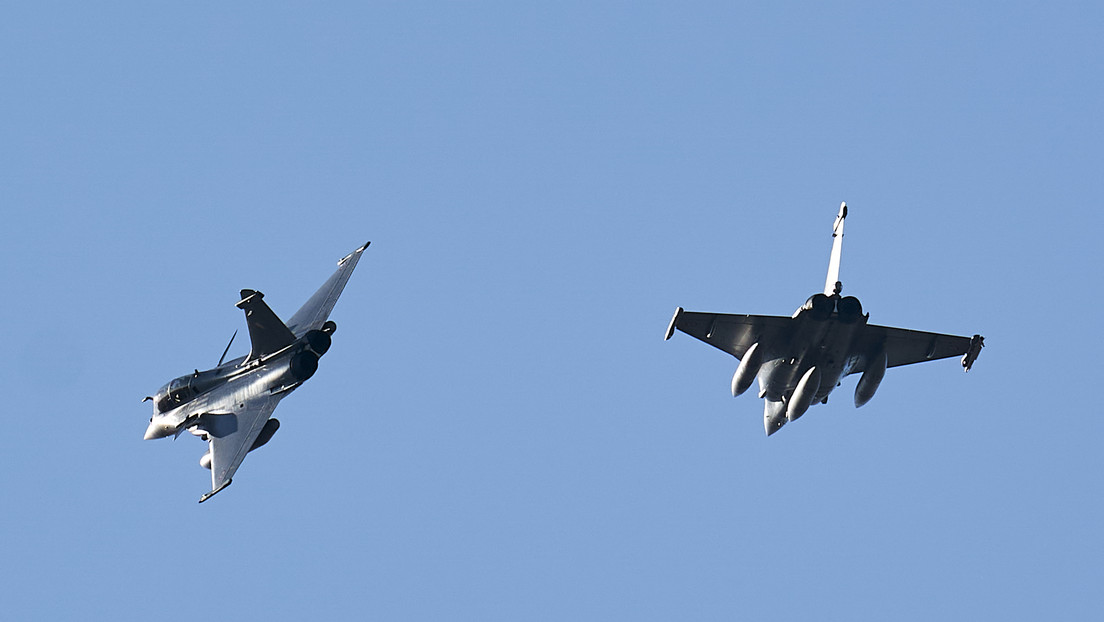 Dos aviones de combate de la Fuerza Aérea francesa chocan en el aire durante un espectáculo