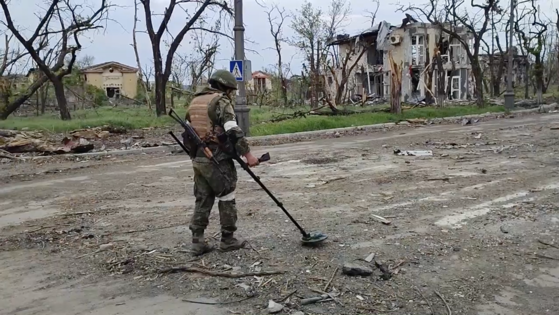 VIDEO: Militares rusos desminan la planta siderúrgica Azovstal de Mariúpol