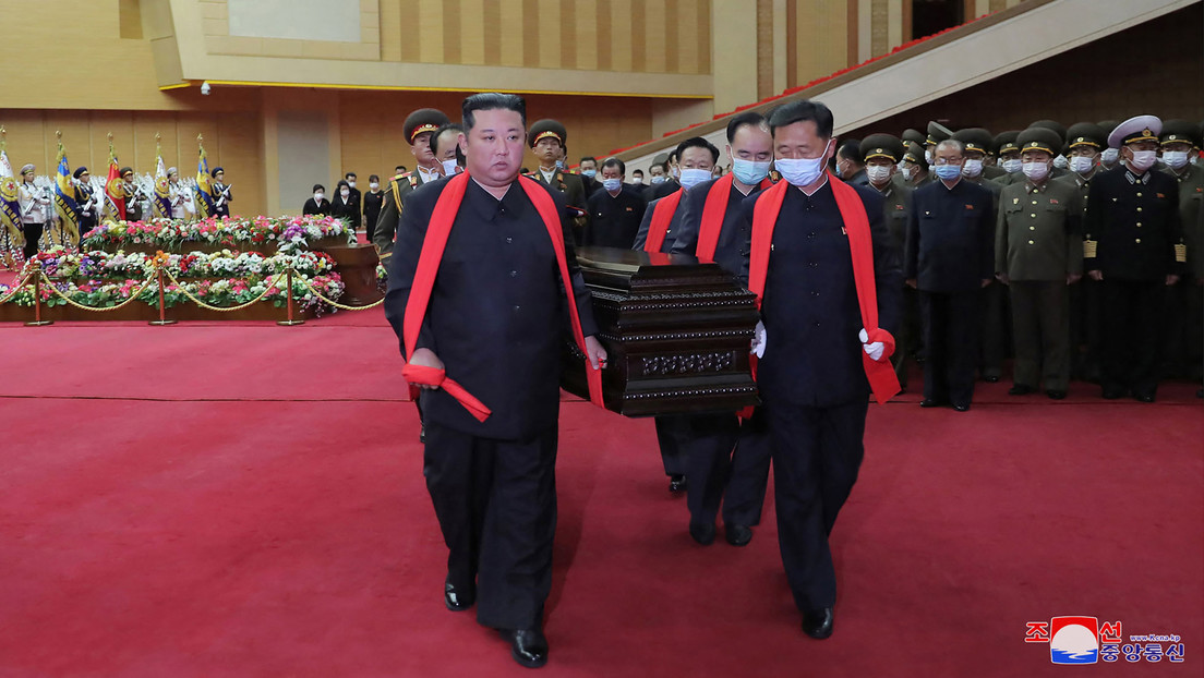VIDEO: Kim Jong-un acude sin tapabocas a un funeral en pleno brote de covid-19 en Corea del Norte