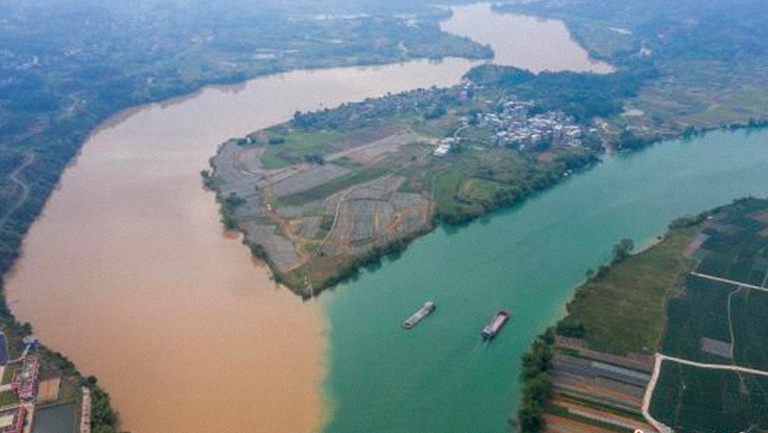VIDEO: La fusión de dos ríos crea una curiosa 'frontera bicolor' al sur de China