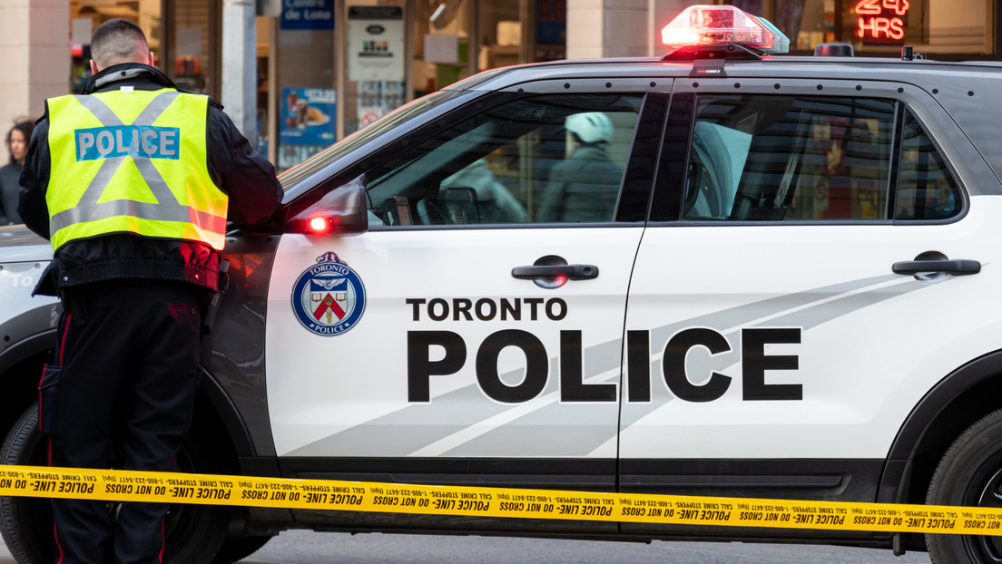 La Policía dispara contra un sospechoso que llevaba un arma de fuego cerca de varias escuelas en Toronto