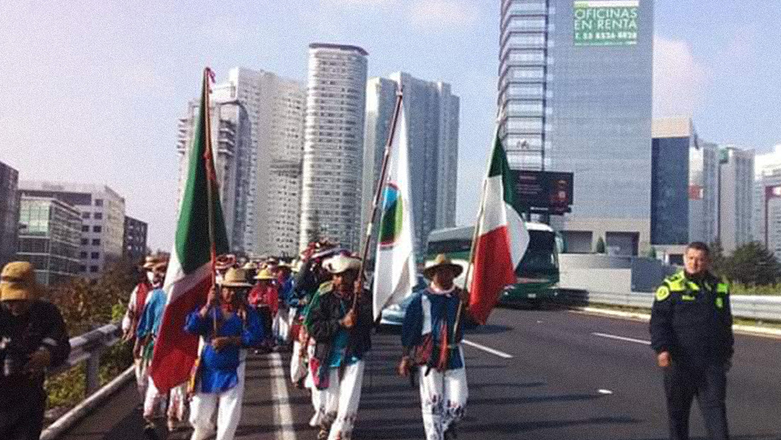 Luego de 32 días la Caravana indígena Wixárica toca la puerta del Palacio Nacional de México y pide a López Obrador que los reciba