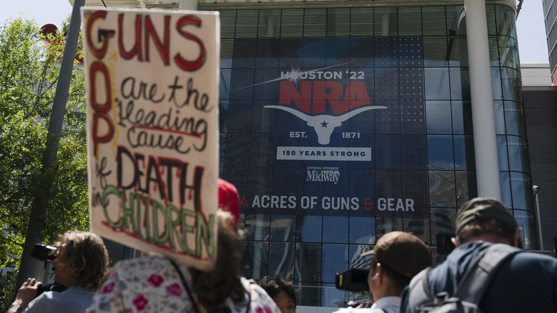 Protestas en Houston ante la Asociación Nacional del Rifle tras la masacre en la escuela en Texas