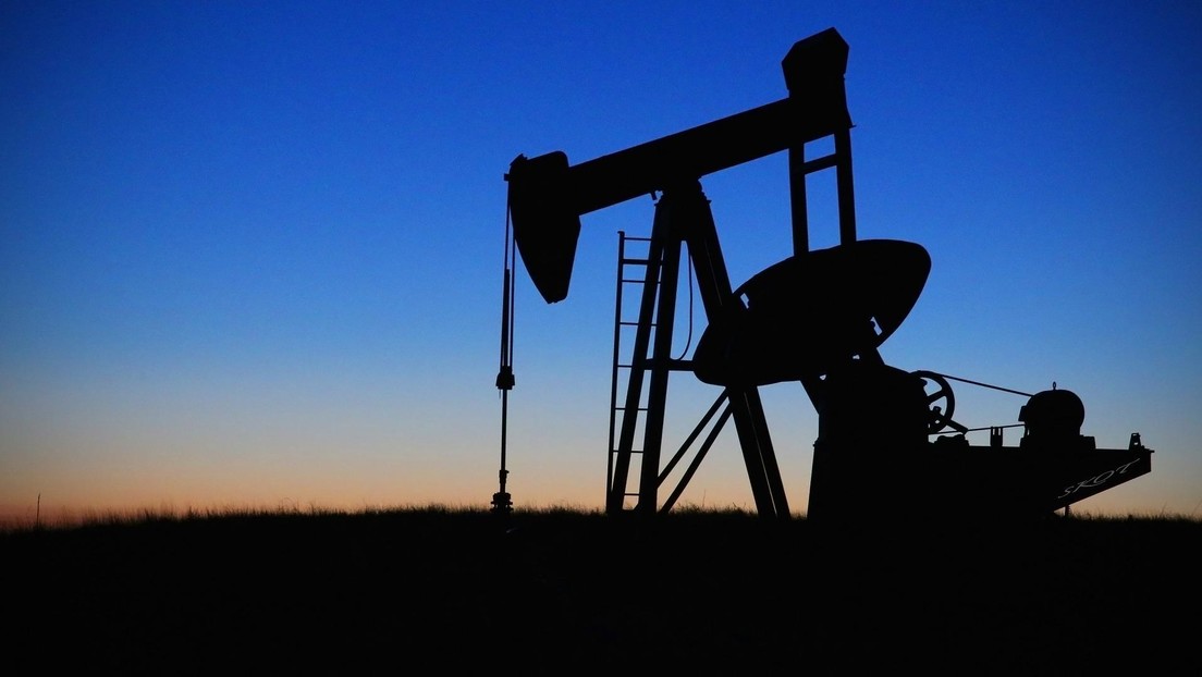 Bloomberg: La Comisión Europea propone posponer el embargo al suministro de petróleo ruso a través de un oleoducto clave