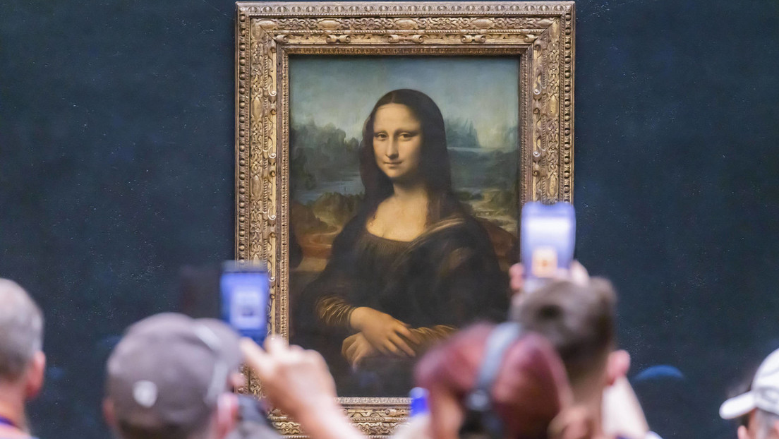 Un hombre lanza un pedazo de pastel a la 'Mona Lisa' en el Louvre (VIDEOS)