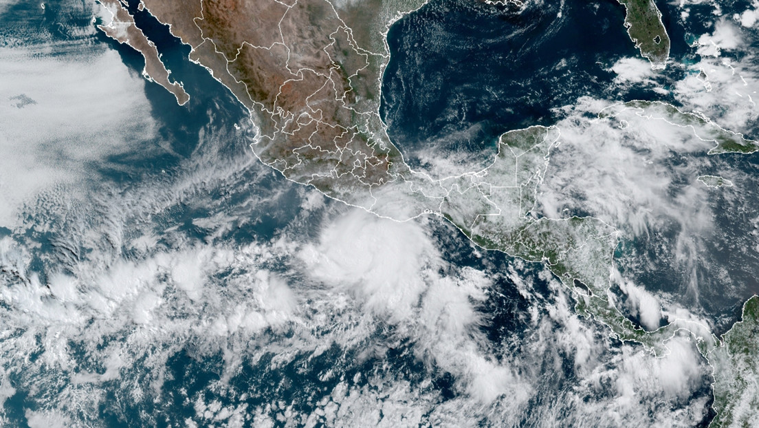Albergues, clases suspendidas y recomendaciones: México se prepara para recibir al huracán Ágatha, el primero de la temporada