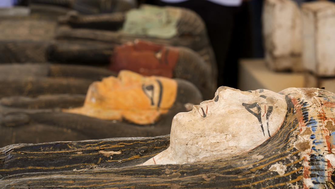 FOTOS: Egipto exhibe más de 400 artefactos antiguos recién descubiertos, entre ellos ataúdes y estatuas de deidades