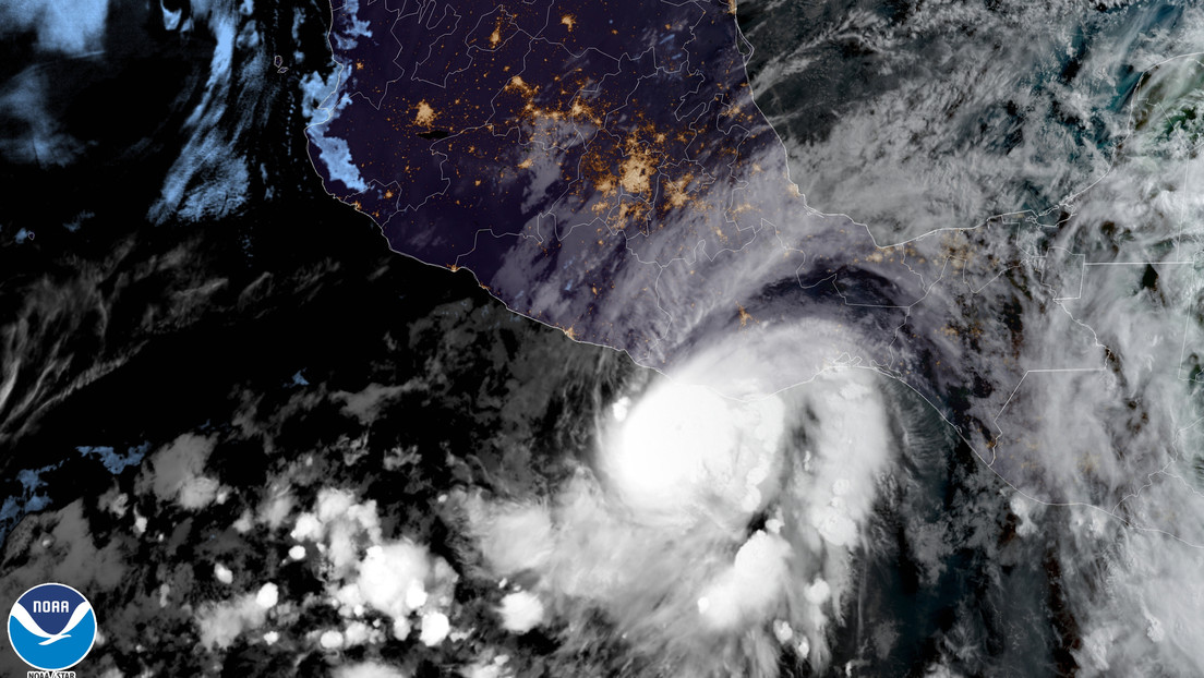 El huracán Agatha toca tierra en el sur de México con fuertes vientos y mantiene en alerta a las autoridades