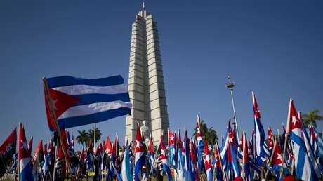 VIDEO: Miles de cubanos desfilan en la Plaza de la Revolución para celebrar el Día del Trabajo