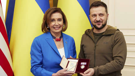 Zelenski condecora a Nancy Pelosi con la Orden de la Princesa Olga durante su visita a Ucrania