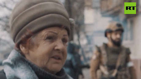 "Nuestros ucranianos lo destruyeron todo": Una anciana de Mariúpol muestra cómo los ultranacionalistas acabaron con la infraestructura civil