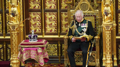 El príncipe Carlos habla sobre el alto costo de vida sentado en un trono de oro y estalla la indignación en redes