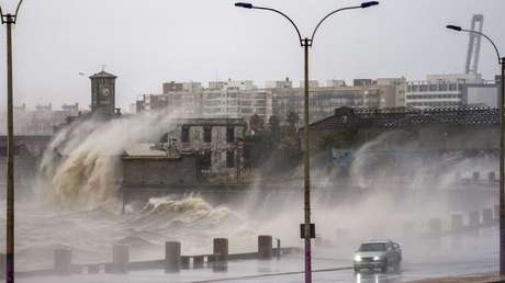 El ciclón Yakecan golpea las costas de Uruguay y el sur de Brasil con fuertes vientos, dejando al menos un muerto y miles de hogares sin electricidad