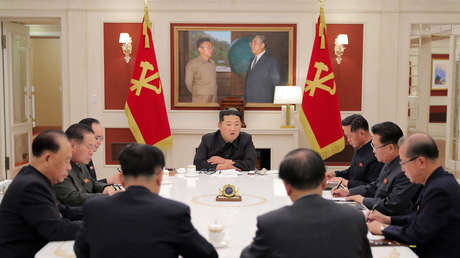 Kim Jong-un critica a los funcionarios y organismos estatales de Corea del Norte por la negligencia mostrada en la emergencia sanitaria