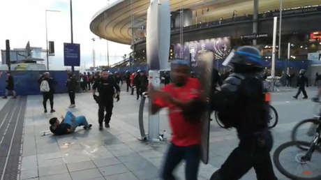 "Sentimiento de humillación": Le Pen culpa a la Policía francesa de los incidentes en la final de la Liga de Campeones