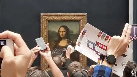 Un hombre lanza un pedazo de pastel a la Mona Lisa en el Louvre (VIDEOS)