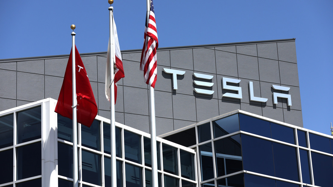 Musk prohíbe a los empleados de Tesla trabajar de forma remota bajo amenaza de despido, según un correo filtrado