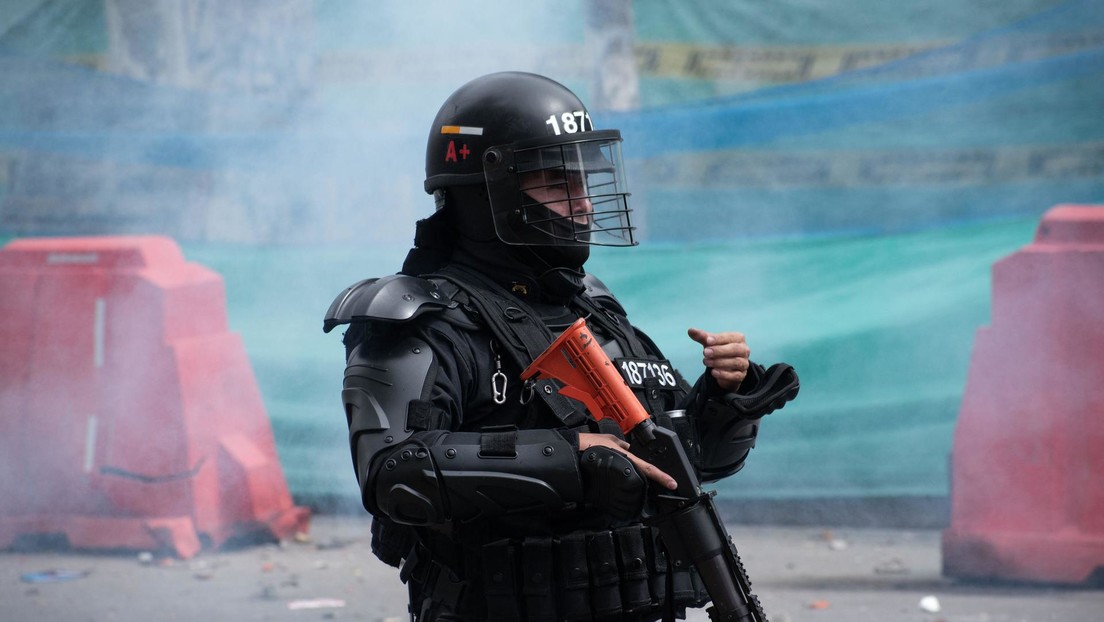 Manifestantes y la policía antidisturbios de Colombia se enfrentan en las calles de Medellín