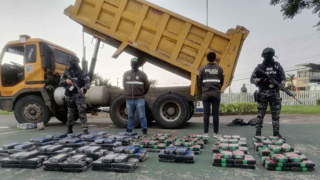 Encuentran 316 paquetes de cocaína en un camión volquete abandonado en Ecuador por un valor aproximado de 10 millones de dólares
