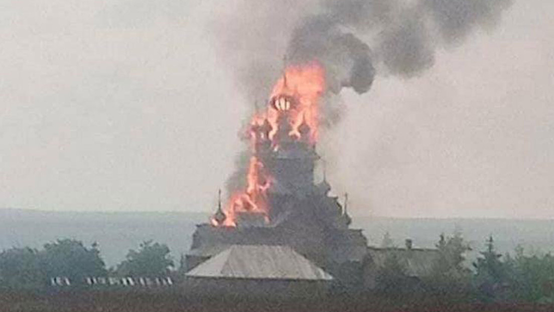 Nacionalistas ucranianos incendiaron la iglesia de madera del monasterio Lavra de Sviatogorsk durante su retirada, denuncia Rusia