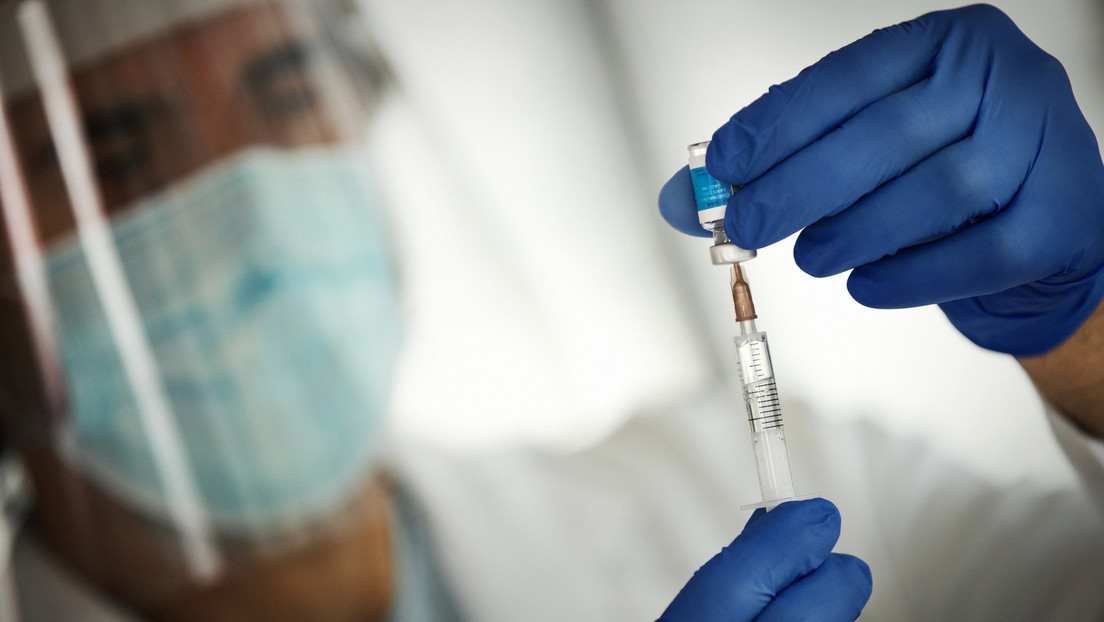 Personas con cáncer podrían necesitar vacunación adicional contra el covid-19 debido a una respuesta inmunológica débil, según un estudio