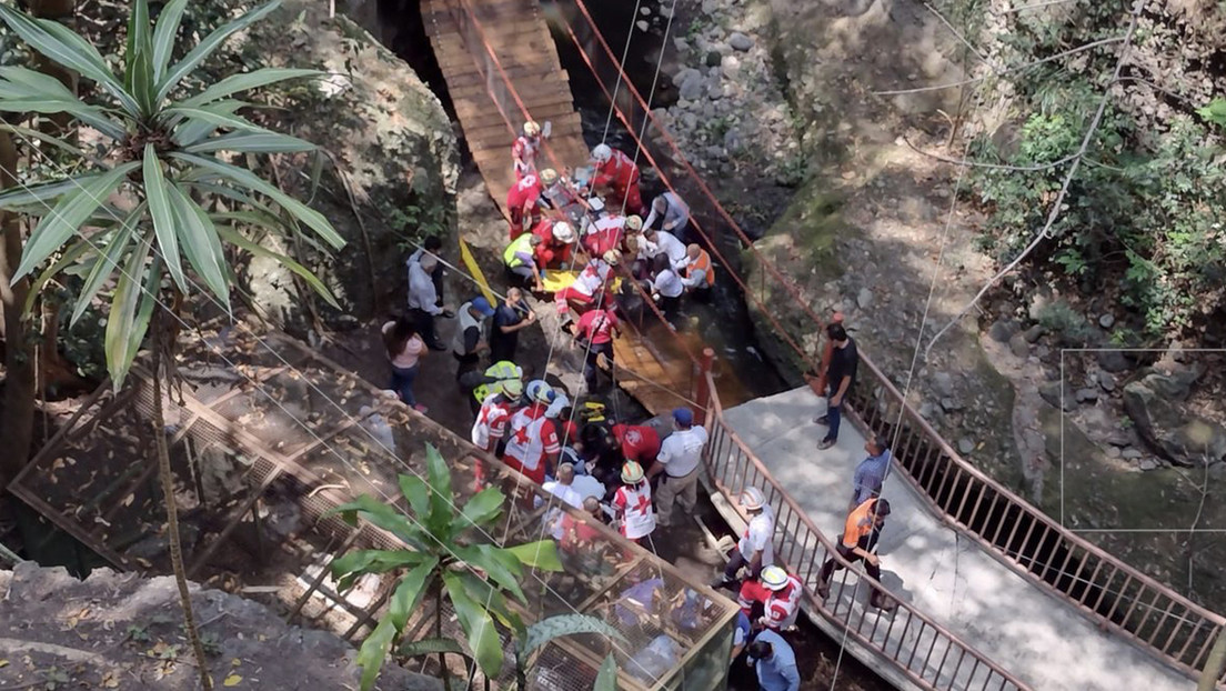 Cae un puente colgante en una ciudad mexicana y el alcalde y su esposa están entre los accidentados