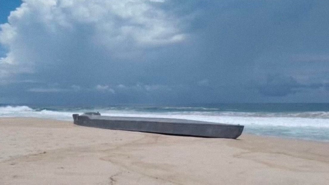 FOTOS: Hallan un submarino abandonado en una playa de México