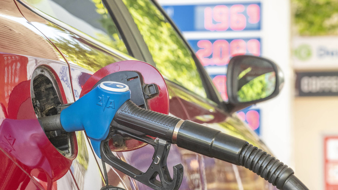 VIDEO: Una gasolinera en Madrid vende por error el litro de diésel a un euro (y los conductores llenan hasta garrafas)