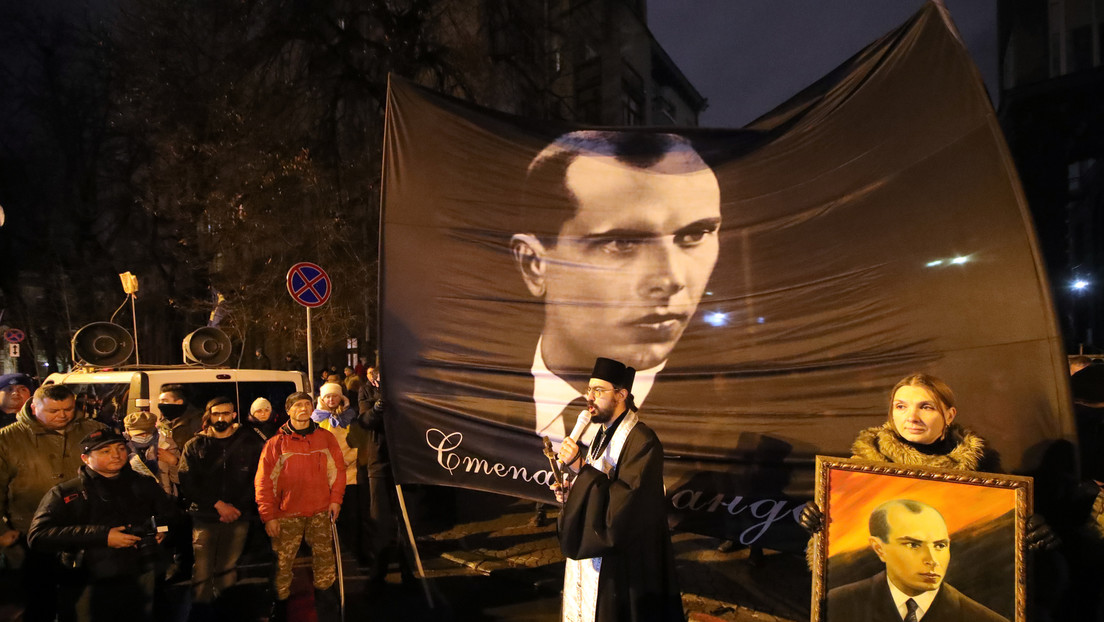 VIDEO: Un militar ucraniano trata de hacer cambiar de opinión a su abuela sobre el colaborador nazi Stepán Bandera (y la anciana le vuelca un plato)