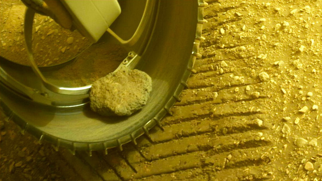 El róver Perseverance de la NASA se desplaza cuatro meses por Marte con una piedra atascada en una rueda
