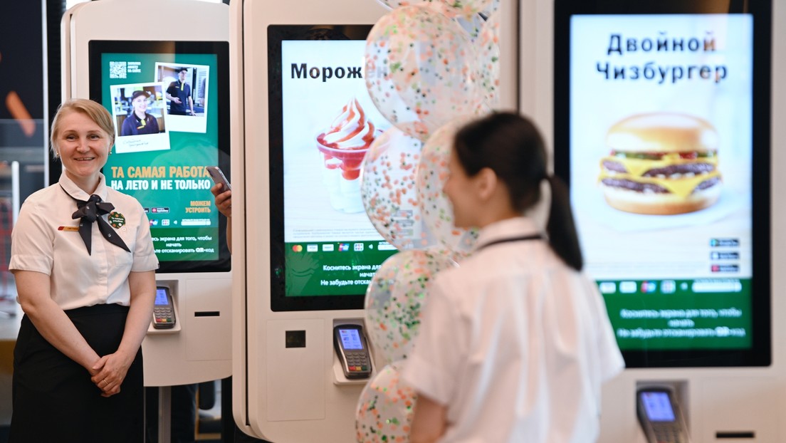 Los restaurantes McDonald's reabren en Rusia con una nueva imagen, ¿cómo han cambiado?