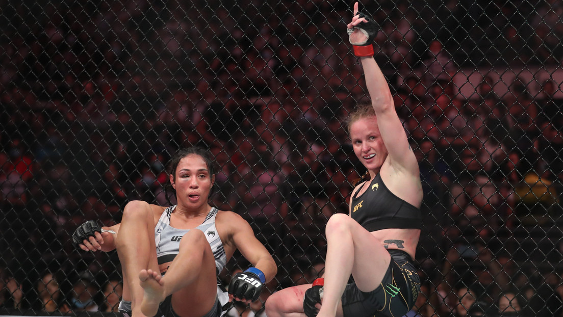 Taila Santos termina con un hueso orbital roto en su pelea por el título contra la reina del peso mosca de la UFC Valentina Shevchenko