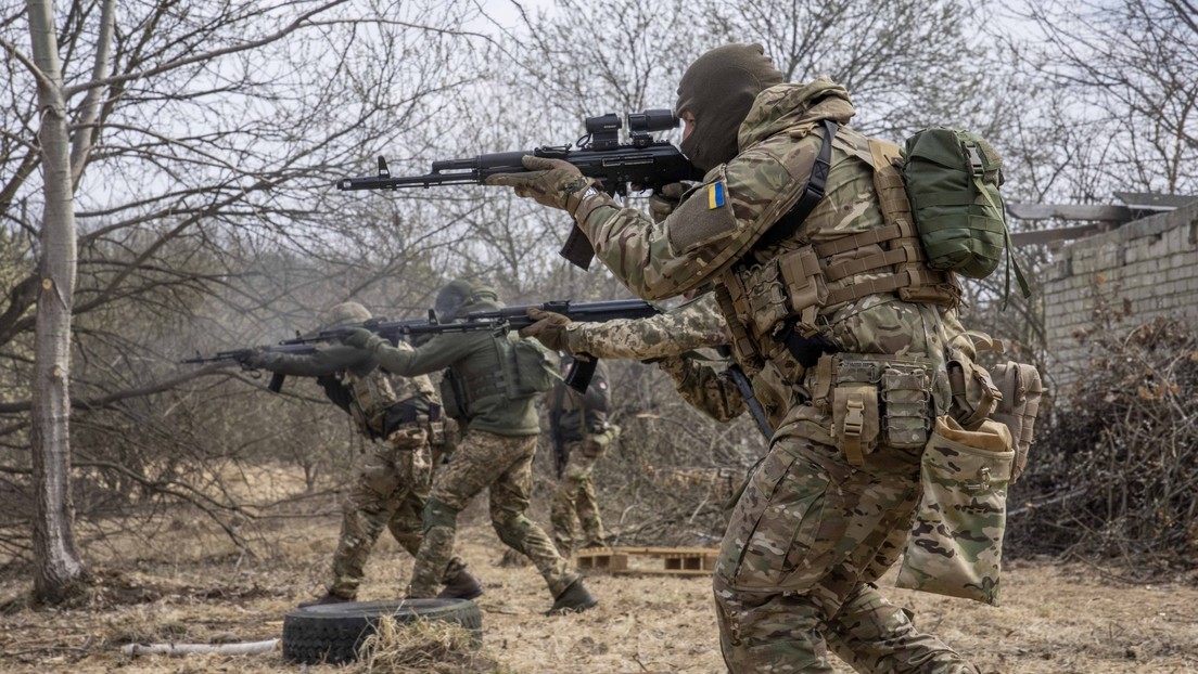 Tropas antirretorceso de Ucrania mataron a tiros a más de 30 militares ucranianos por la espalda cuando intentaban deponer las armas