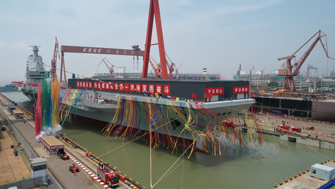 China bota el Fujian, su tercer portaviones y el primero con catapultas de lanzamiento