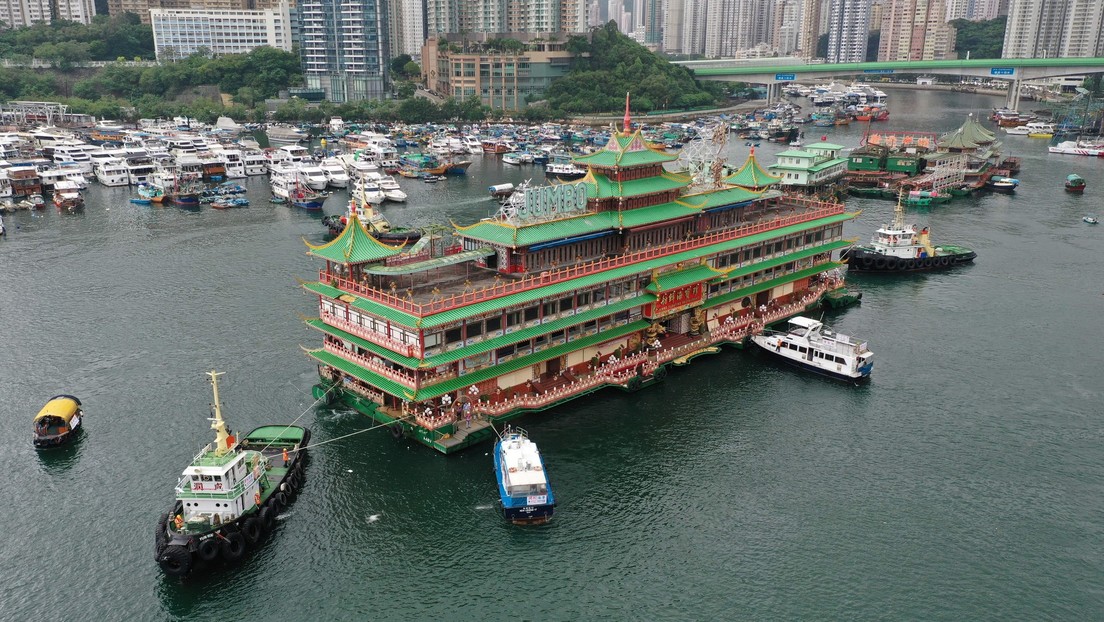El famoso restaurante flotante de Hong Kong se hunde días después de zarpar de la ciudad