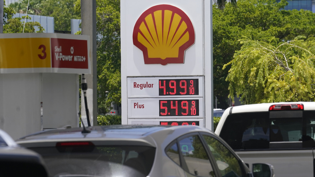 Solo el 11 % de los estadounidenses culpa a Putin del aumento de los precios de gasolina en el país