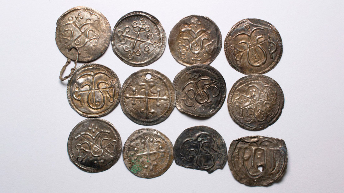 "Me temblaban las manos": encuentran un tesoro de monedas de plata de la era vikinga en Finlandia