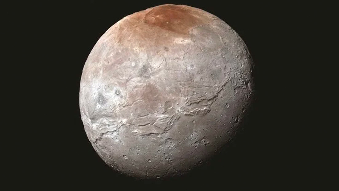 Descubren un posible origen de la capa roja del mayor satélite de Plutón