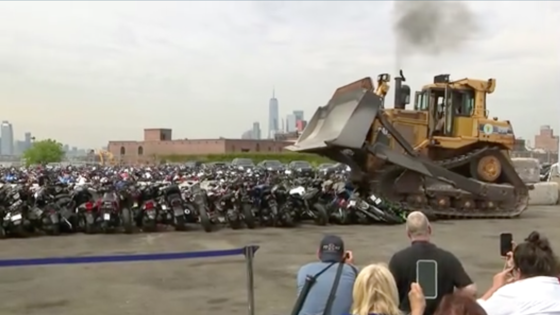 VIDEO: Una excavadora aplasta decenas de vehículos confiscados en Nueva York