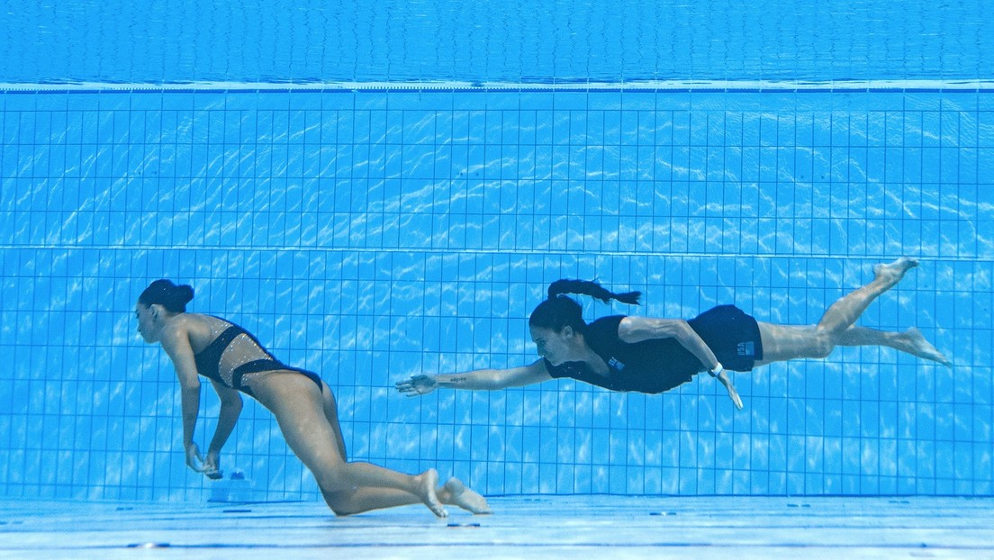 Salvada por su entrenadora: dramático rescate de una nadadora en el Mundial de Budapest (FOTOS)