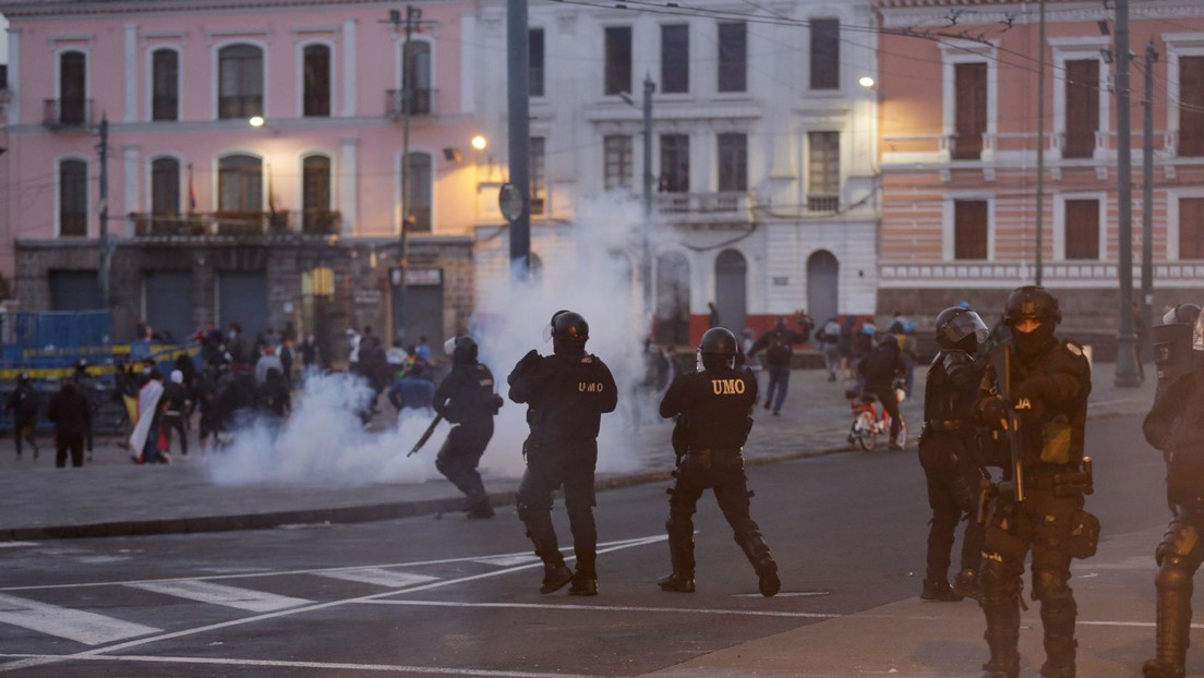 La Policía de Ecuador reprime a la movilización indígena en los alrededores de la Asamblea Nacional en Quito