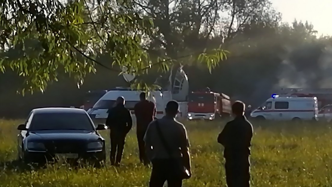Cuatro muertos y cinco heridos tras estrellarse un avión de transporte en Rusia (VIDEOS)